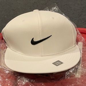 NIKE GOLF FLEXFIT SWOOSH LOGO FITTED GOLF HAT 20XI VR SERIES WHITE/BLACK NEW